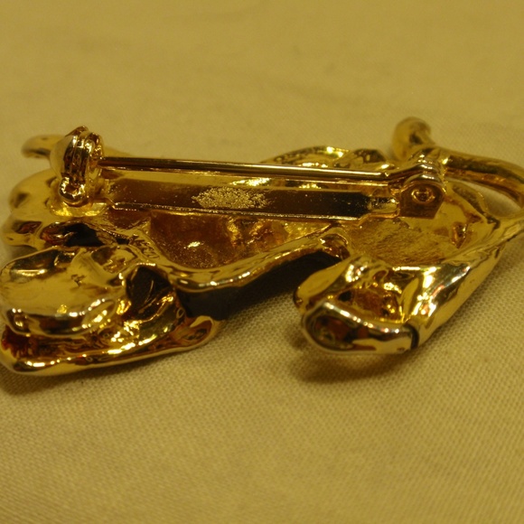 Cat Playing with Yarn Brooch - Picture 5 of 8